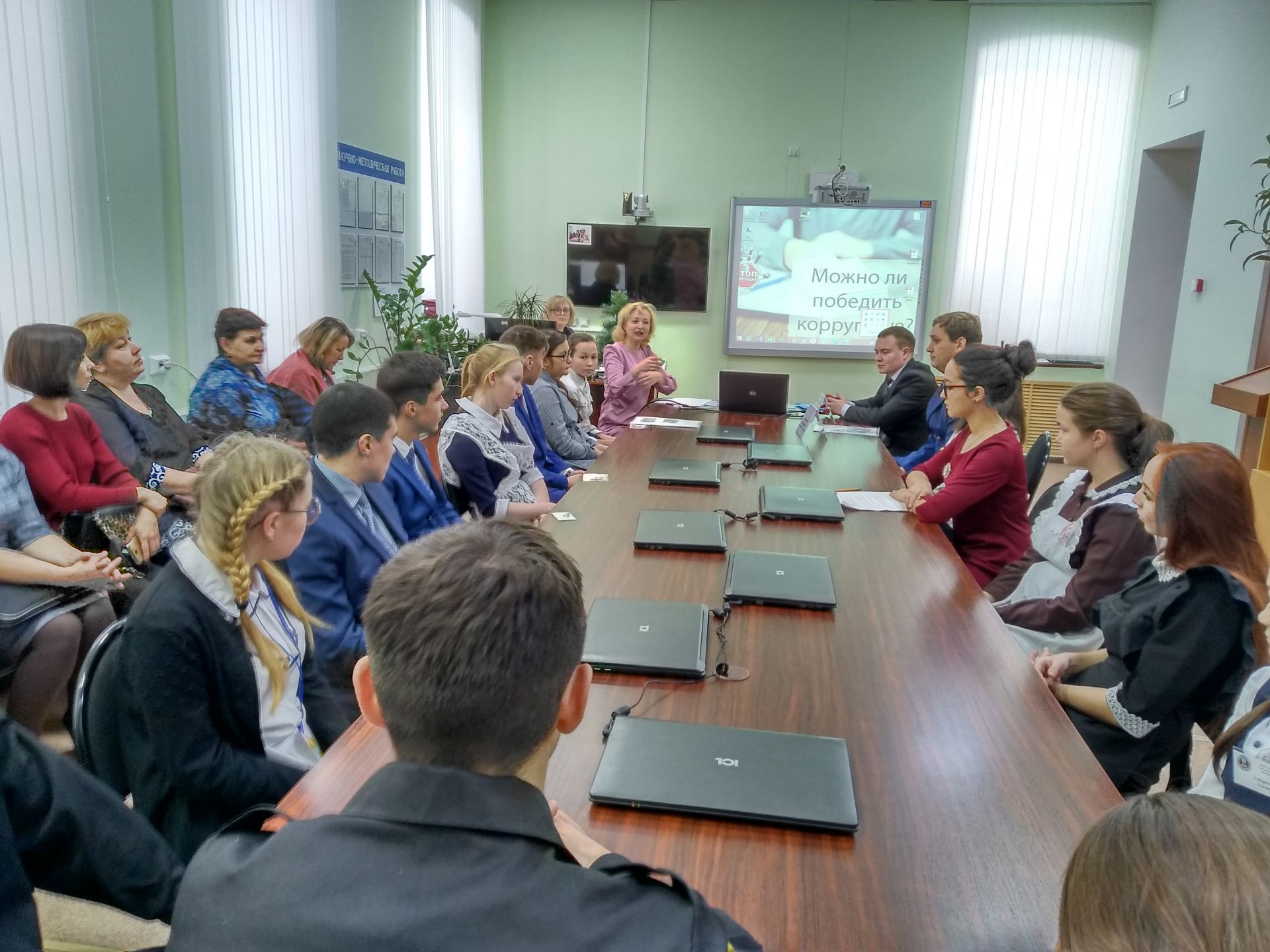 В Мензелинском педколледже обсуждают, можно ли победить коррупцию?