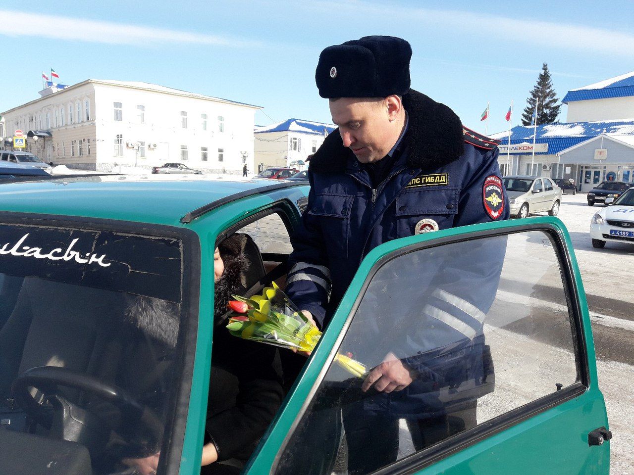 Мензелинских автоледи поздравляли гибддшники