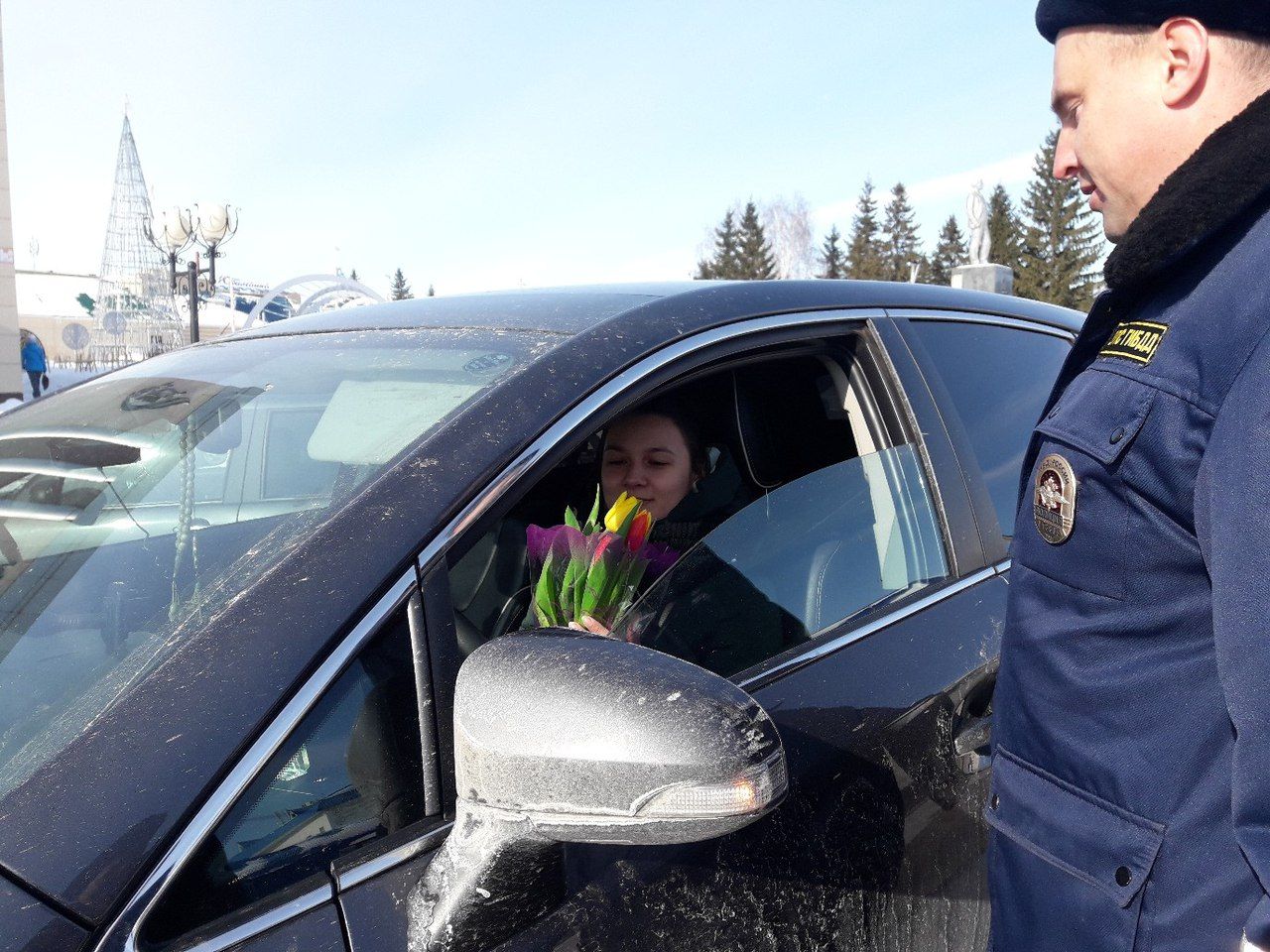 Мензелинских автоледи поздравляли гибддшники