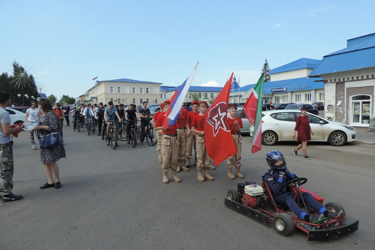 В Мензелинске прошел парад в честь Дня пионерии