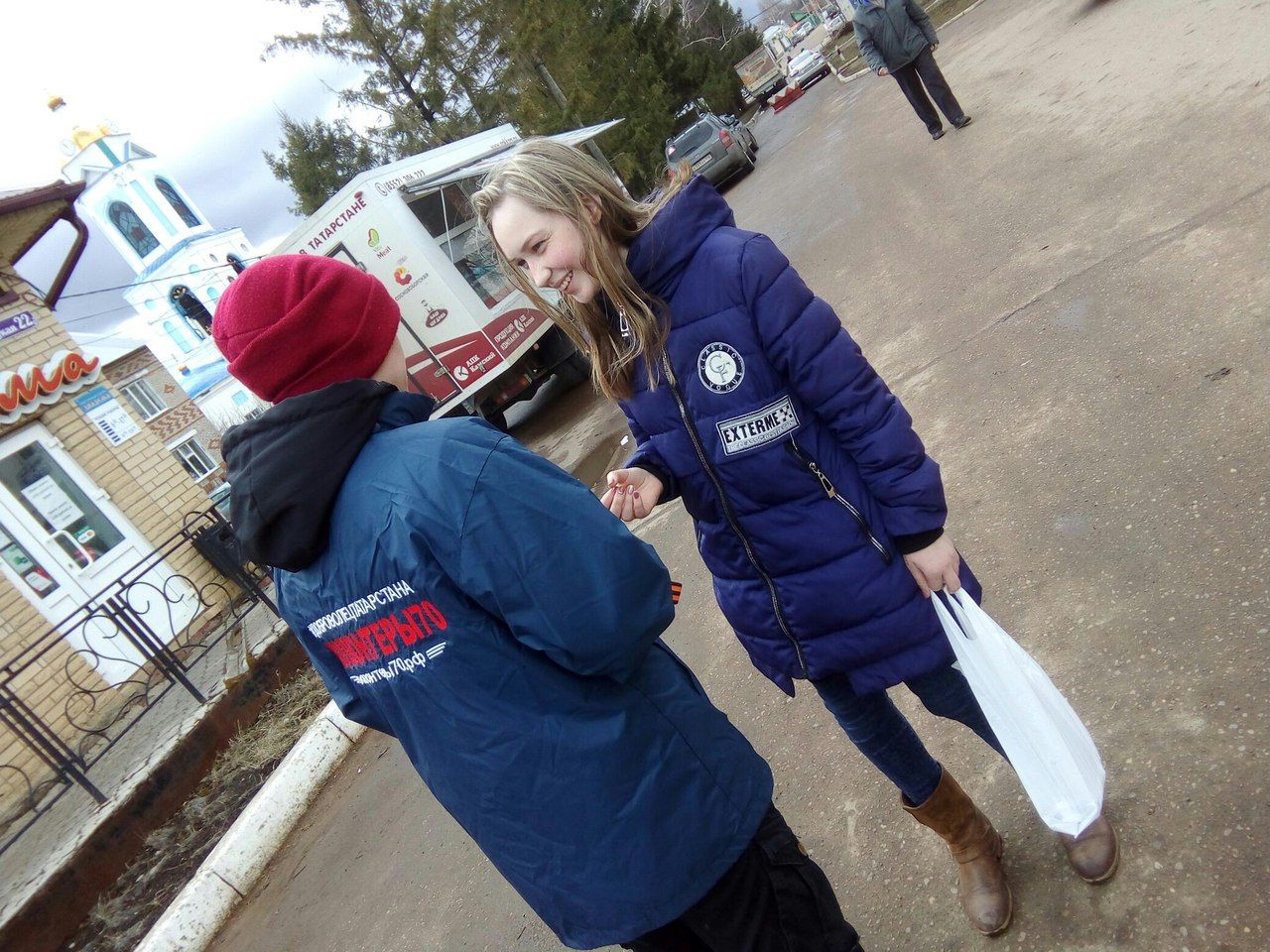 Волонтеры Мензелинска продолжают акцию "Георгиевская ленточка" (ФОТО)