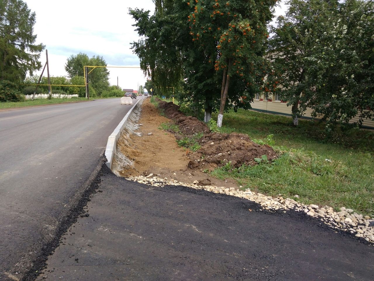 В поселке Изыскателей продолжается укладка тротуара