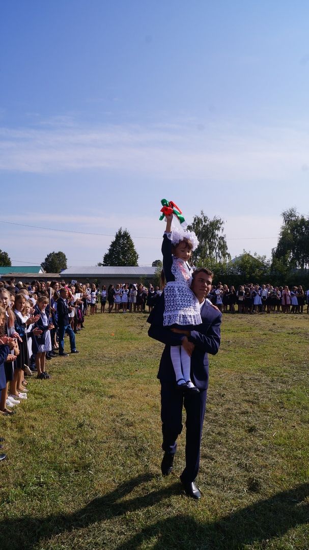 В СОШ №2 прошла торжественная линейка, посвященная Дню знаний