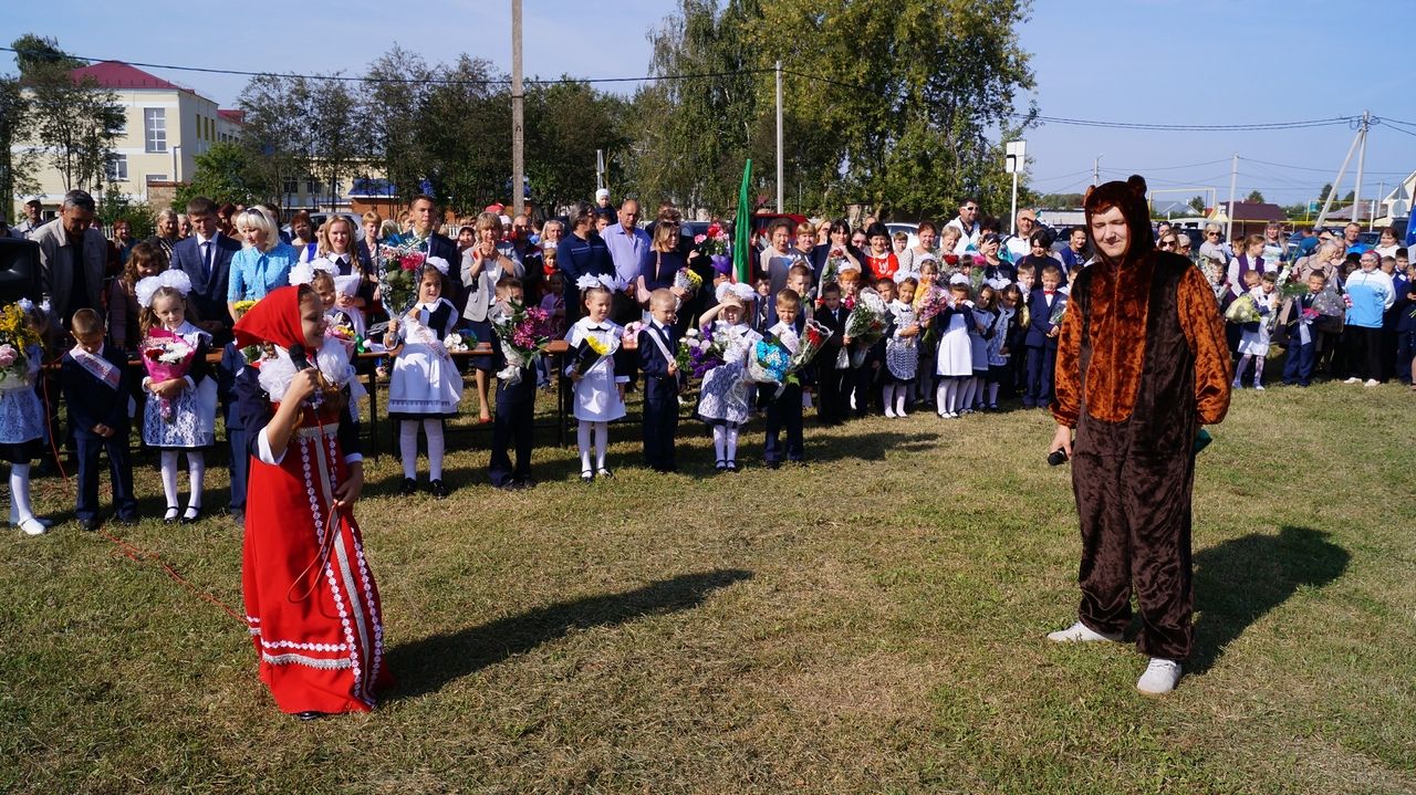 В СОШ №2 прошла торжественная линейка, посвященная Дню знаний