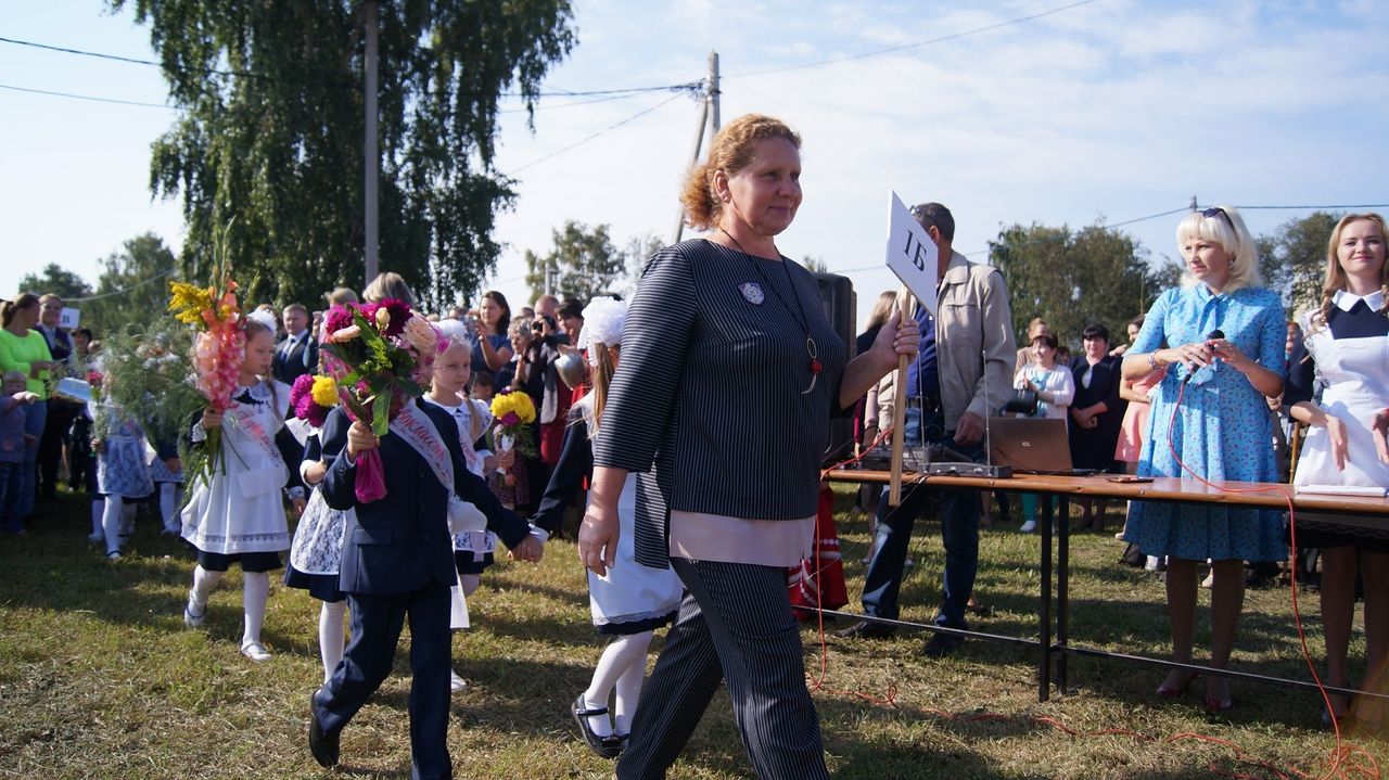 В СОШ №2 прошла торжественная линейка, посвященная Дню знаний