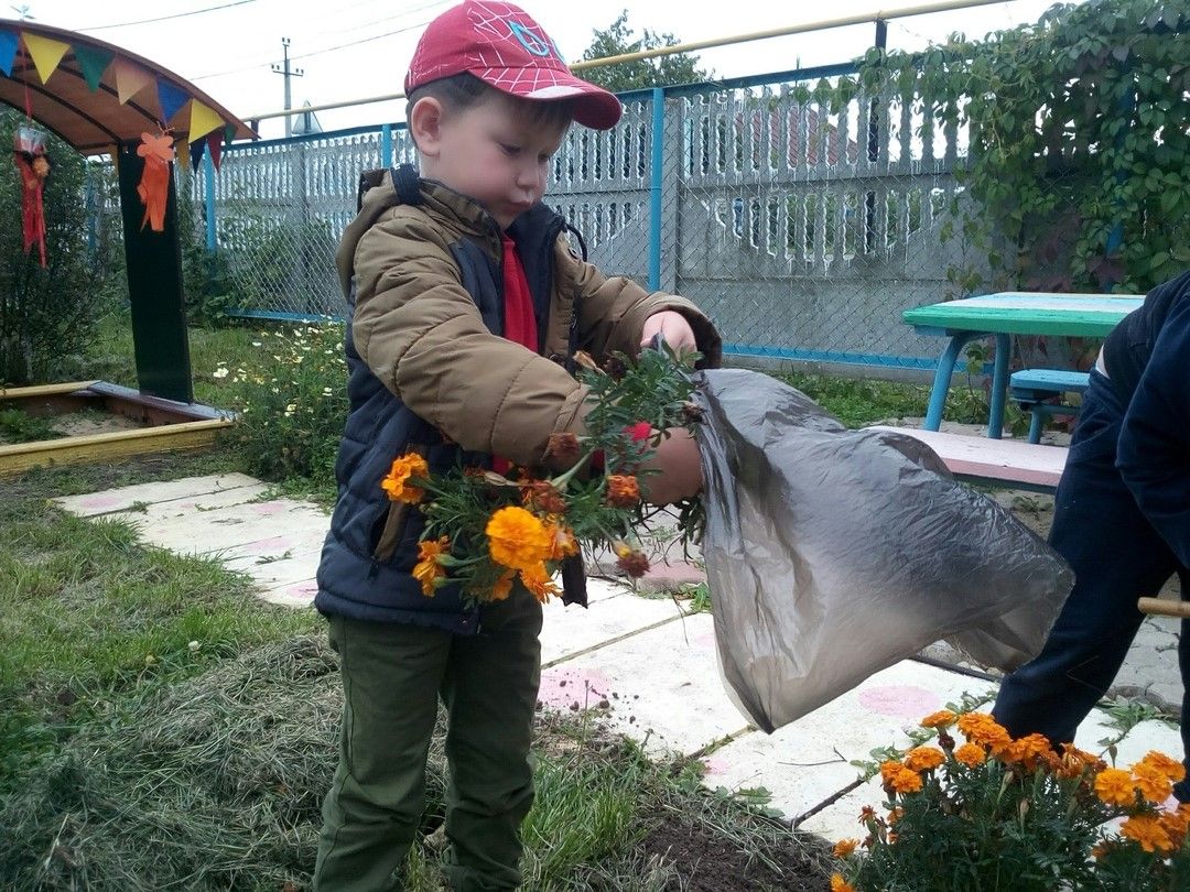 В Мензелинске дети убрались на территории детского сада