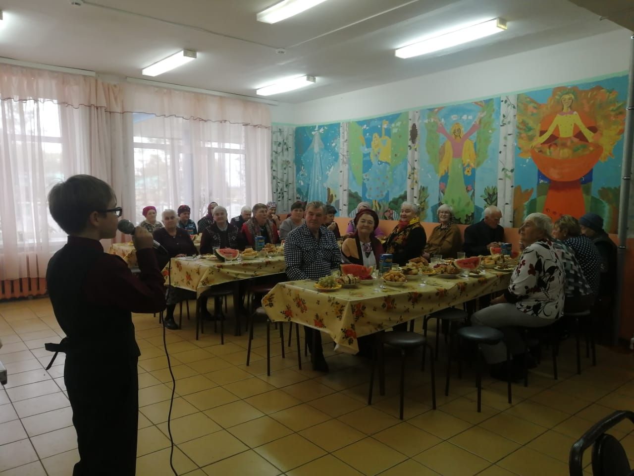 В Коноваловке пожилые люди с удовольствием собираются вместе