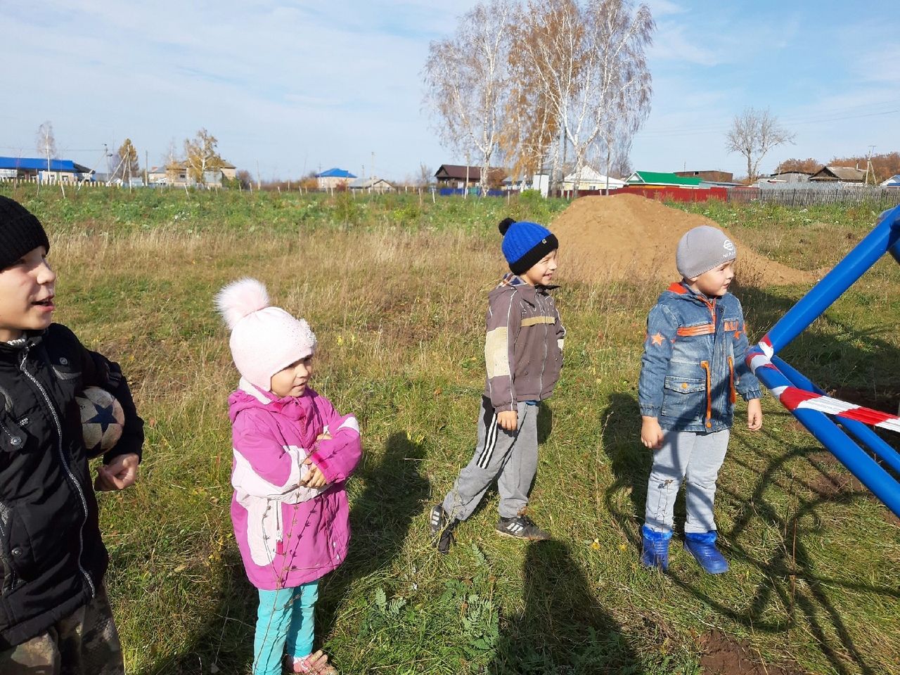 Дети пос.им.Воровского радуются строящейся детской площадке