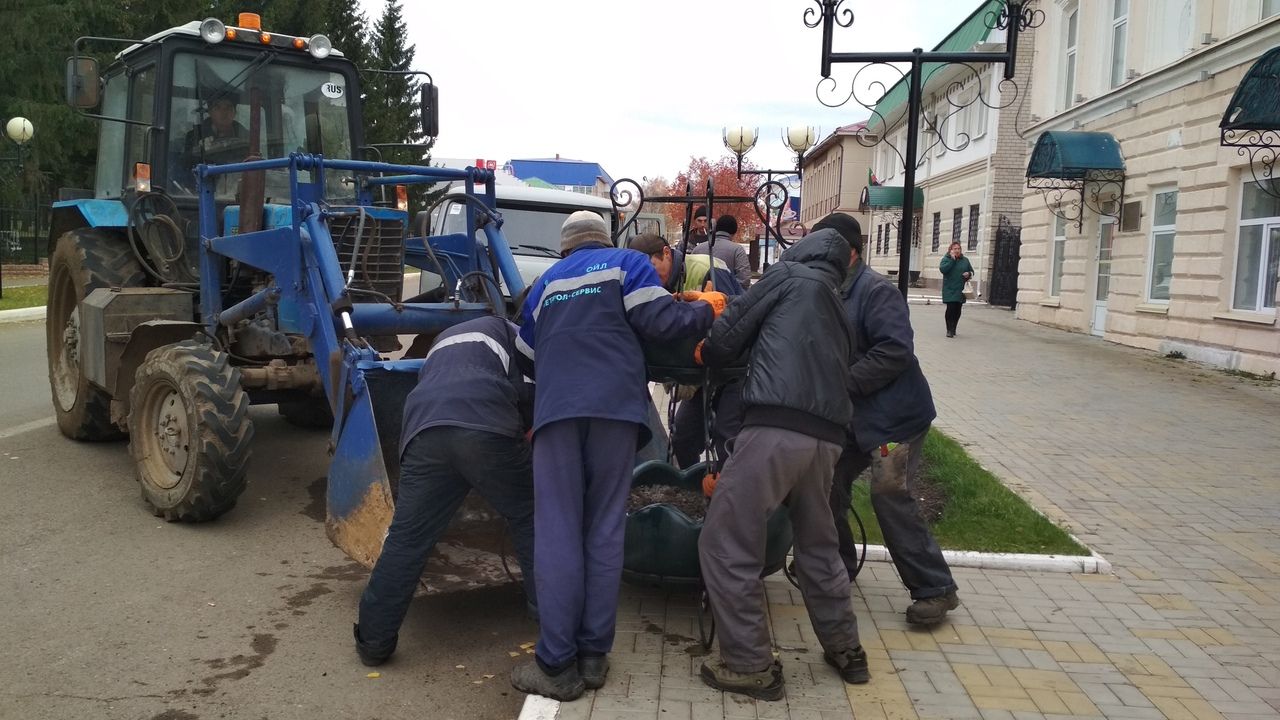 В центре Мензелинска убрали  вазоны