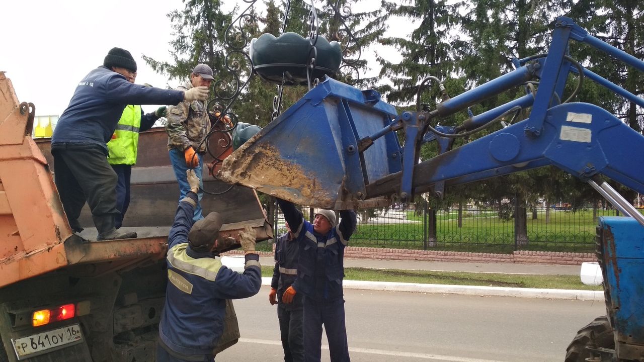 В центре Мензелинска убрали  вазоны