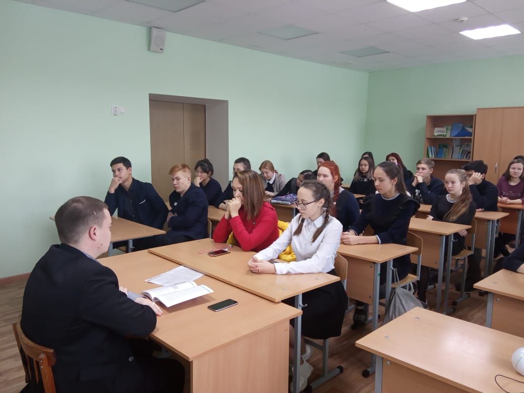 В Мензелинске состоялись беседы со старшеклассниками на тему "Вместе против коррупции"