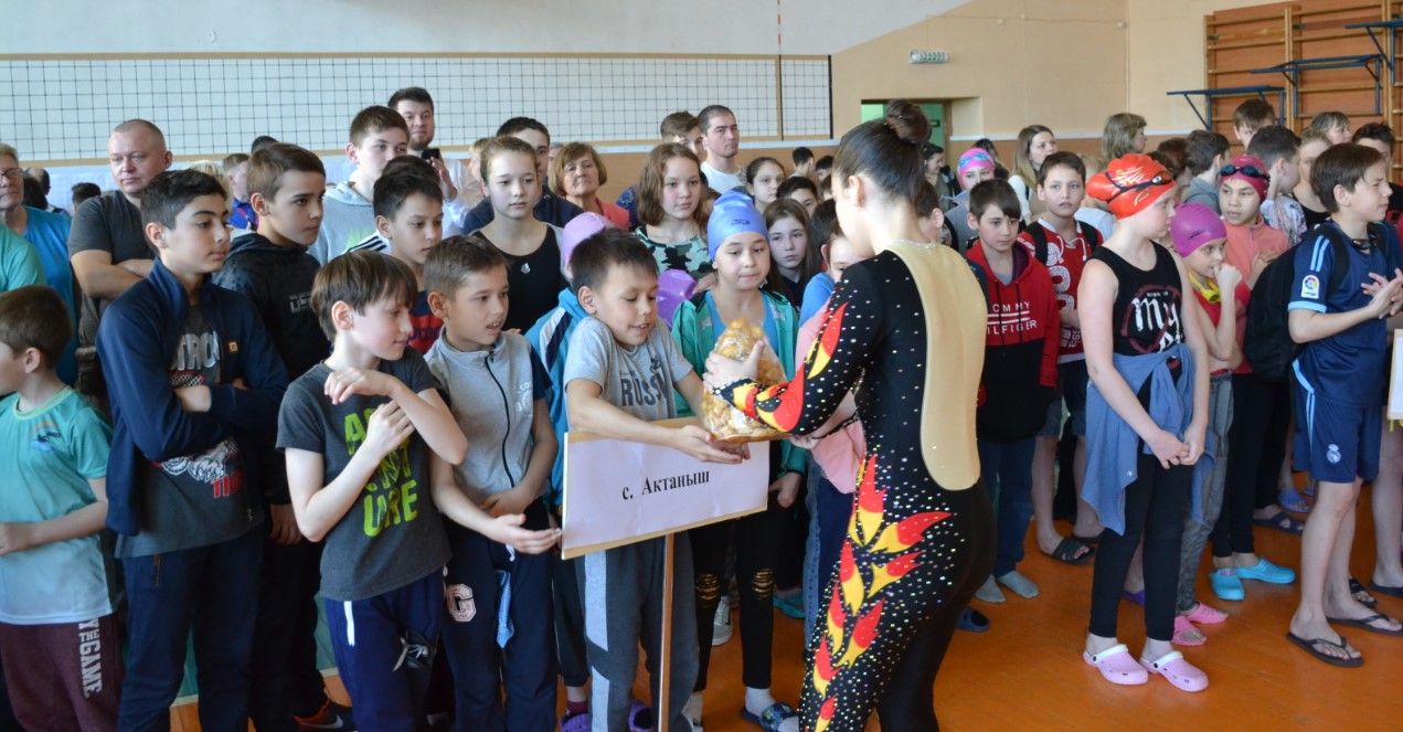 Чемпионат по плаванию в Мензелинске начался с вручения наград