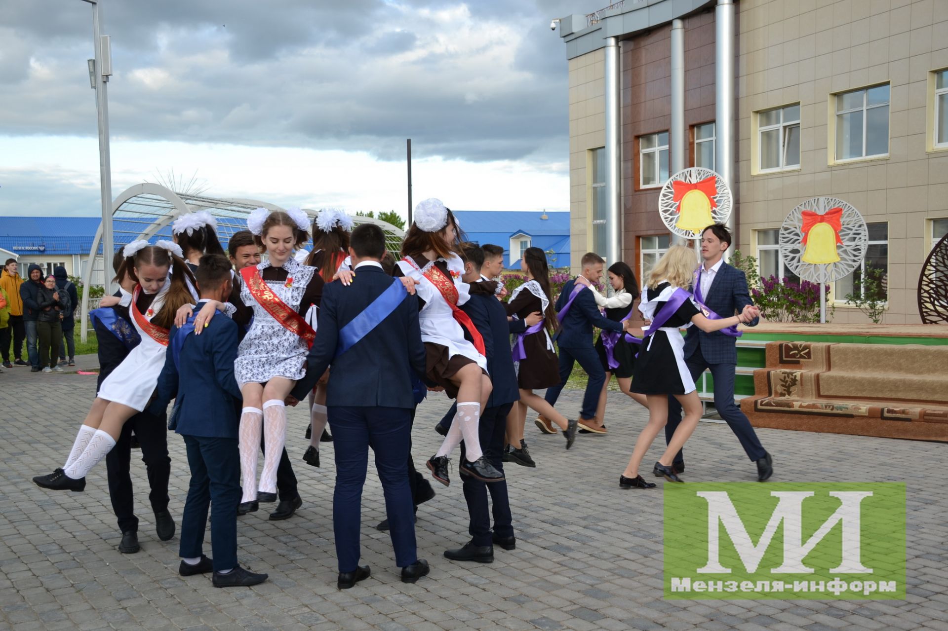 Районный праздник "Последний звонок" состоялся в парке Мусы Джалиля