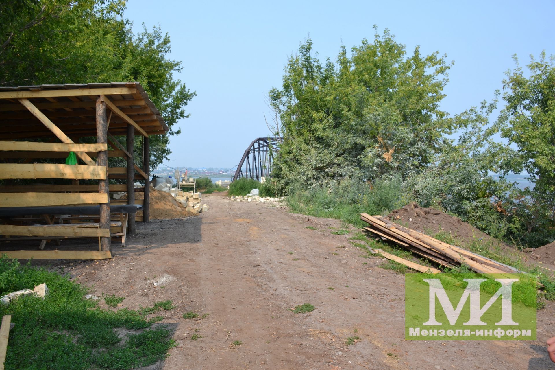 Продолжаются земляные работы у побережья реки Мензеля