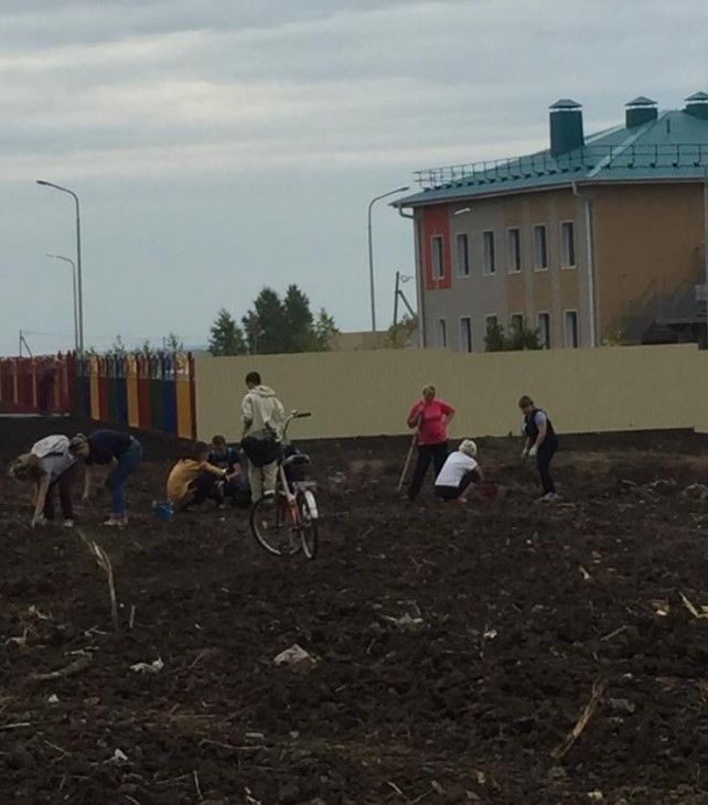 Прилегающая к новому детсаду территория приводится в порядок