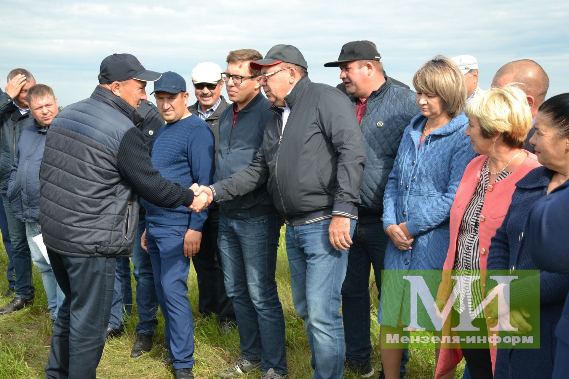 Марат Ахметов порадовался вместе с мензелинцами за хороший урожай