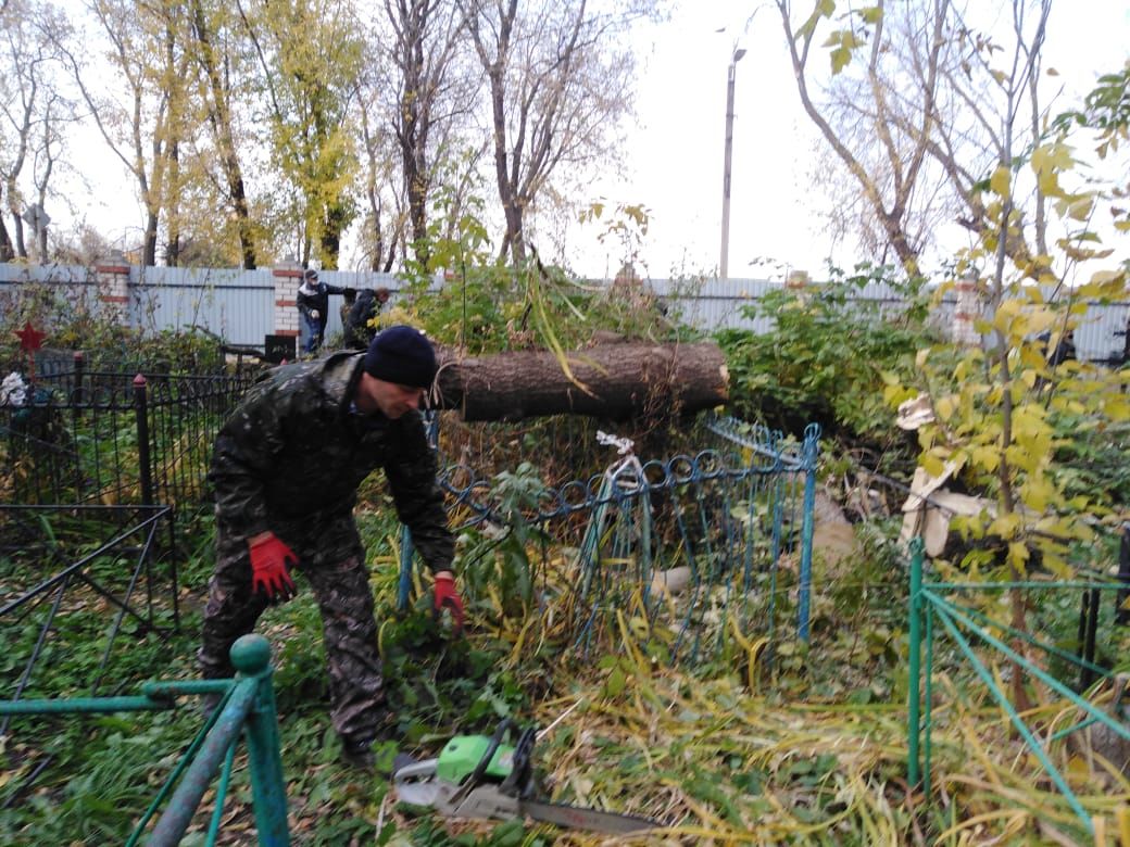 В Мензелинске на кладбище прошел общегородской субботник