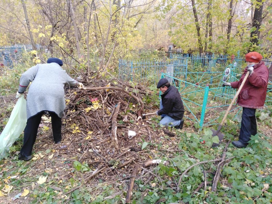 В Мензелинске на кладбище прошел общегородской субботник