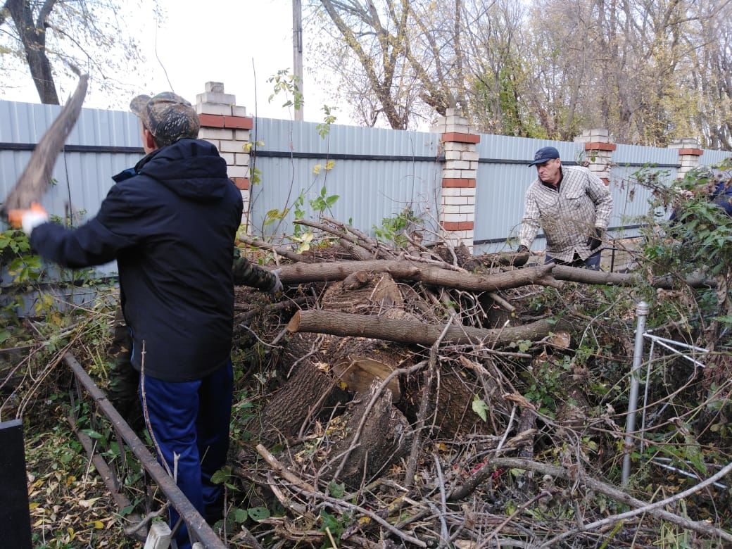 В Мензелинске на кладбище прошел общегородской субботник