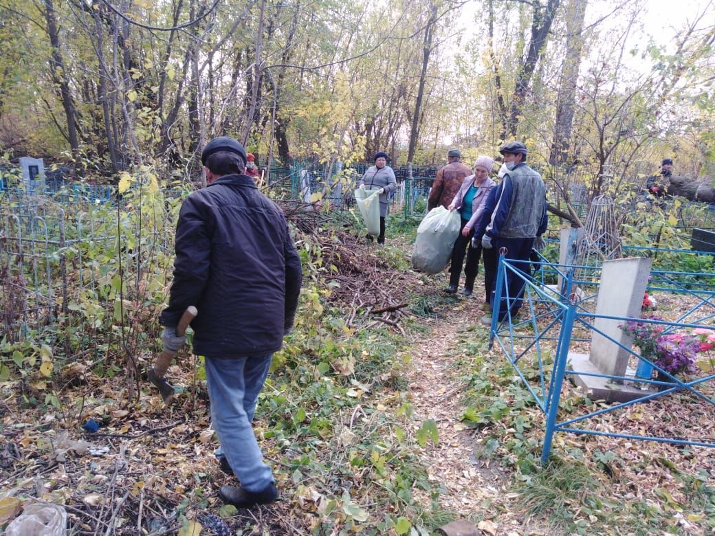 В Мензелинске на кладбище прошел общегородской субботник