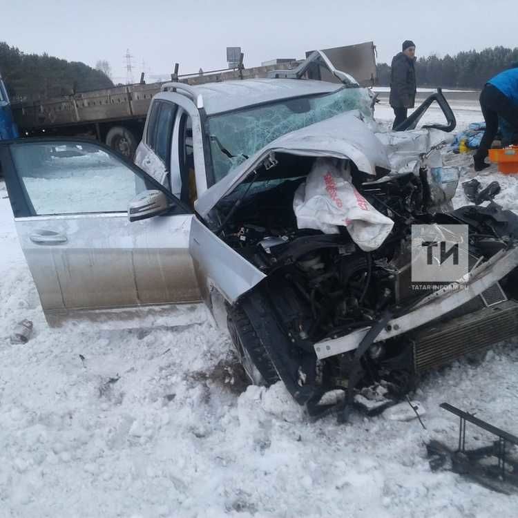 Один человек погиб и двое пострадали в массовом ДТП с грузовиками на трассе в Татарстане