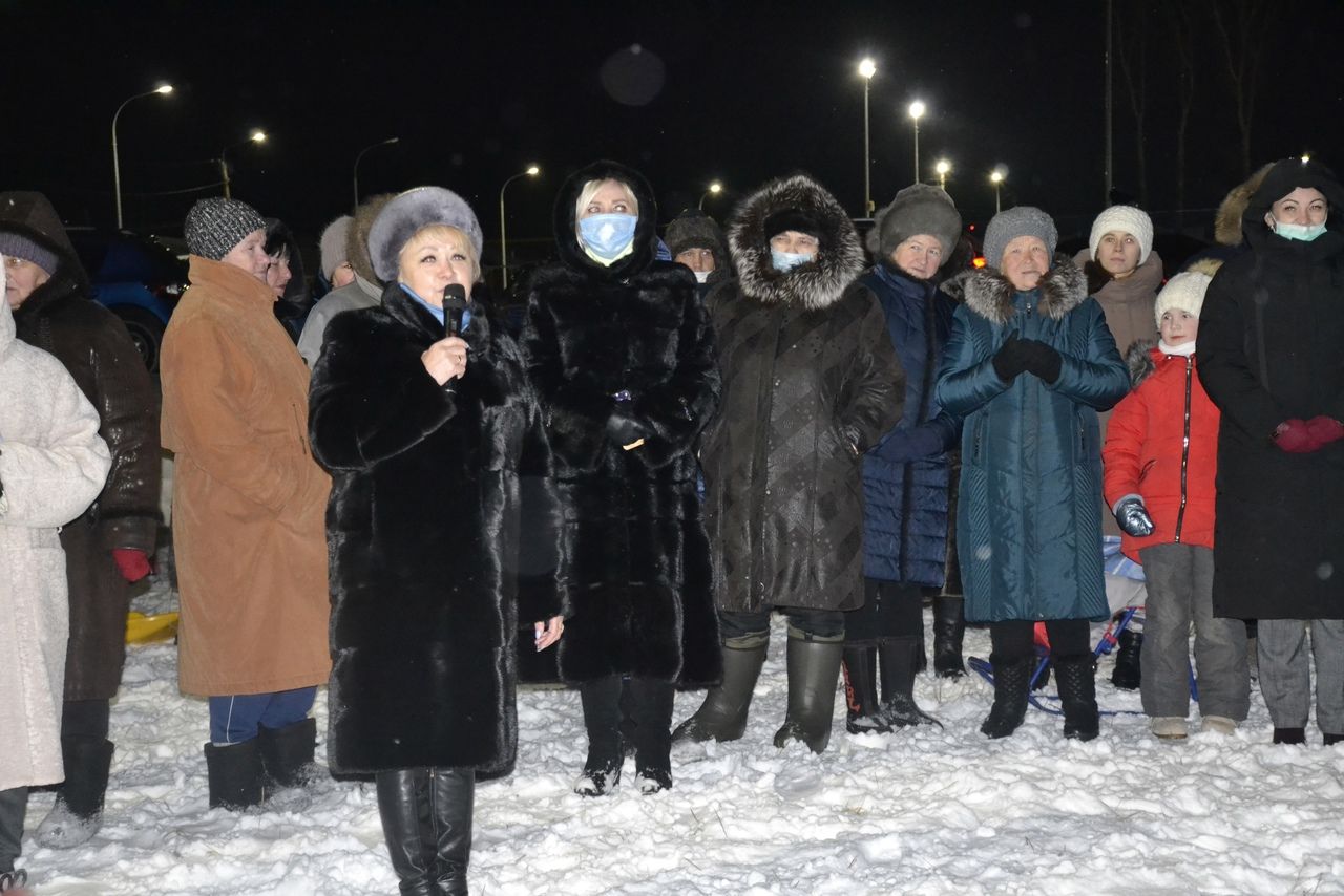 В Мензелинске с играми и танцами открыли еще одну новогоднюю елку