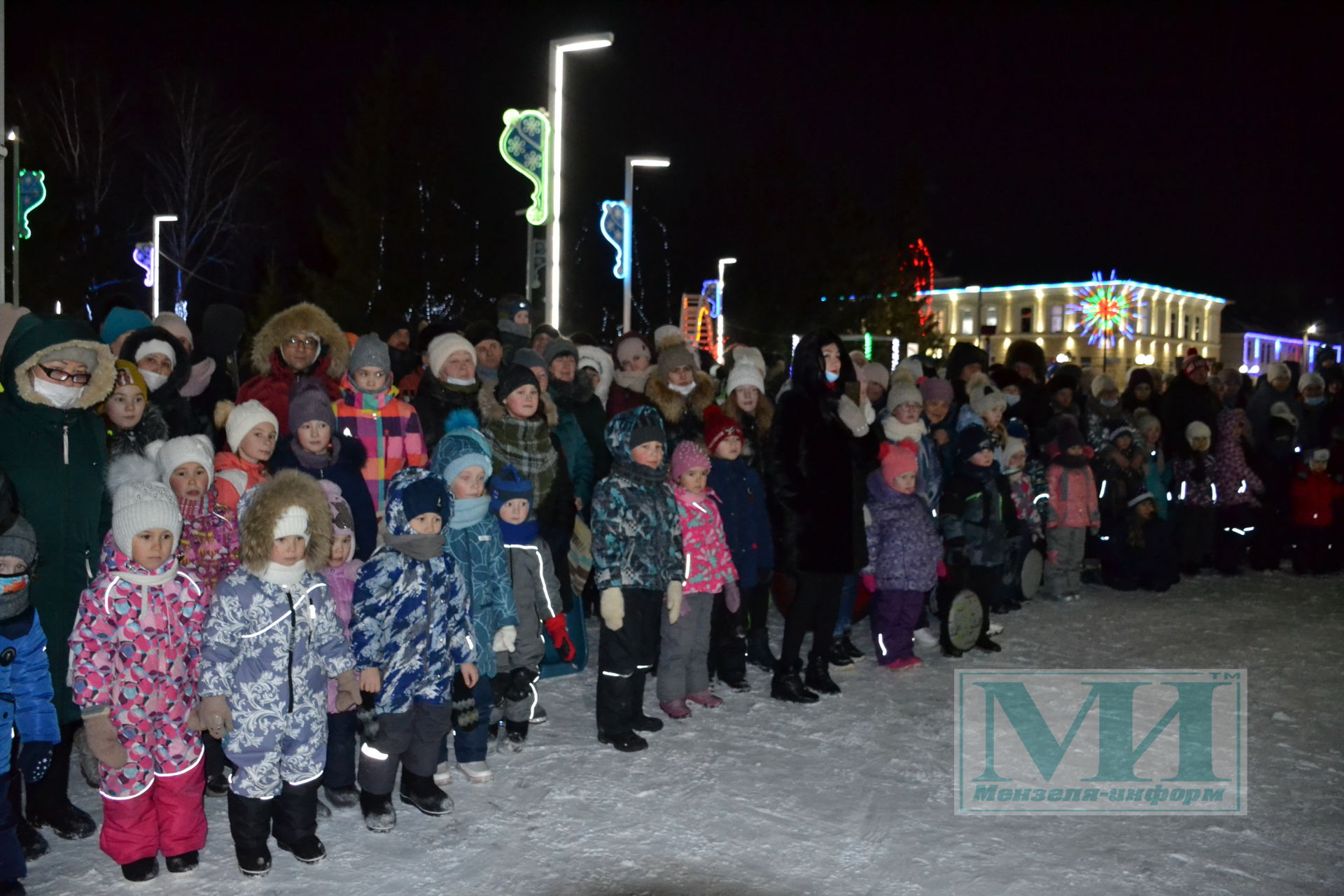 Центральная елка Мензелинска зажгла свои огни