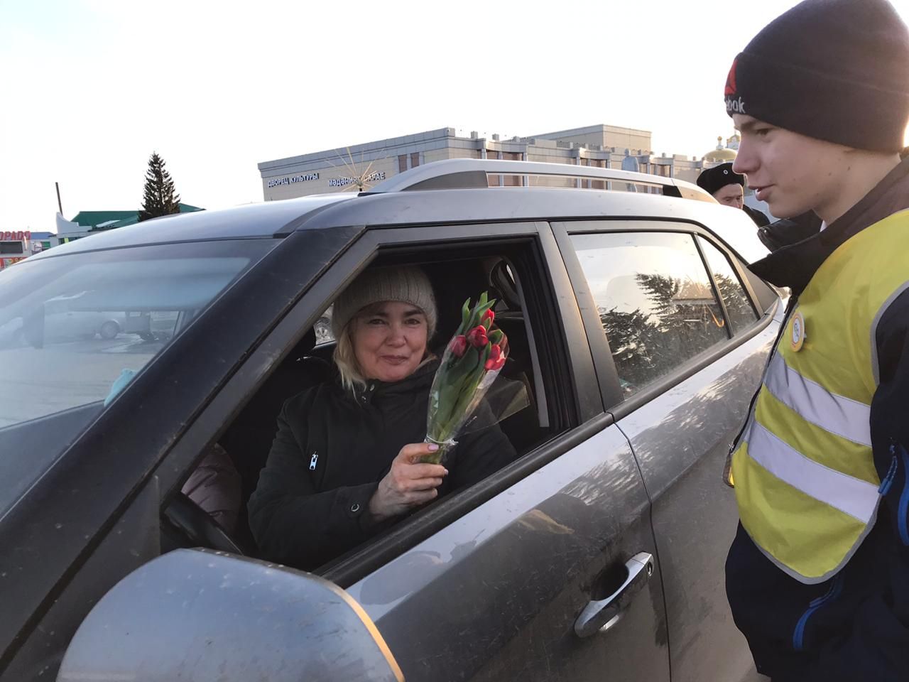 Дети и сотрудники ГИБДД поздравили автоледи с 8 марта