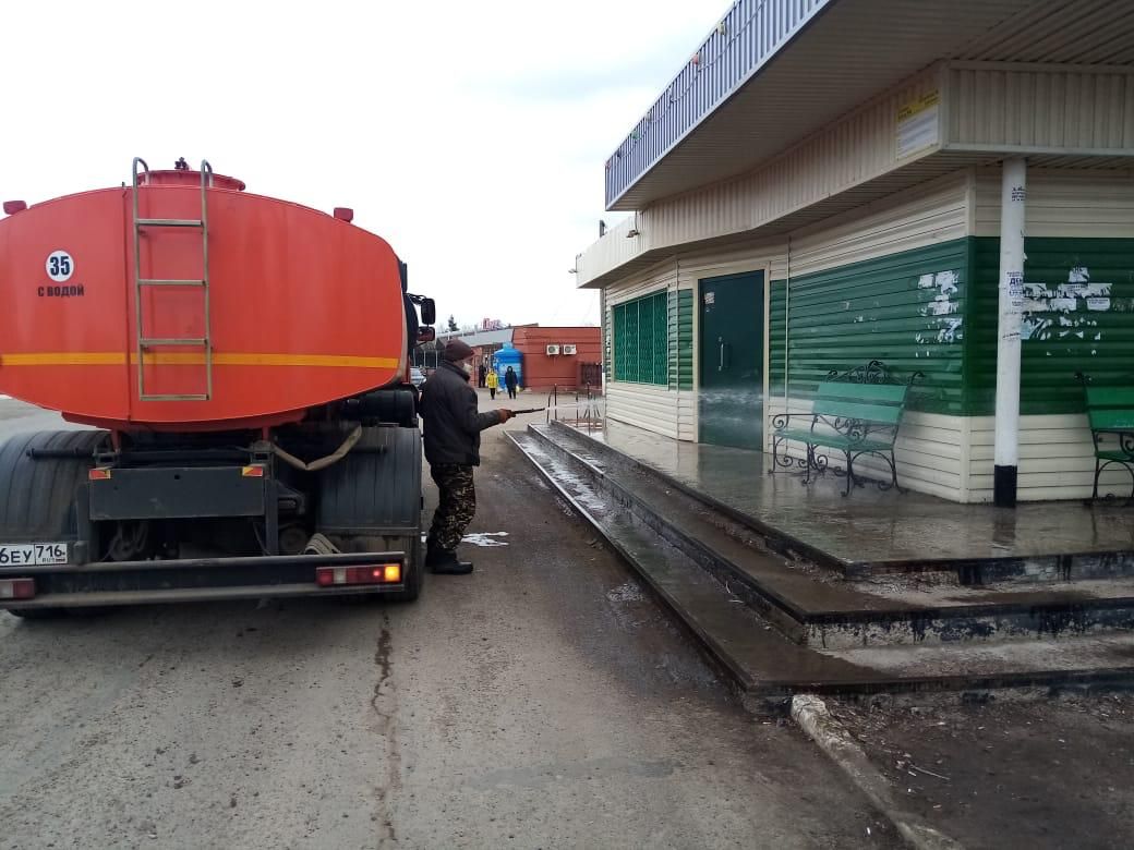 В Мензелинске против коронавируса обрабатывают и подъезды, и уличные дороги