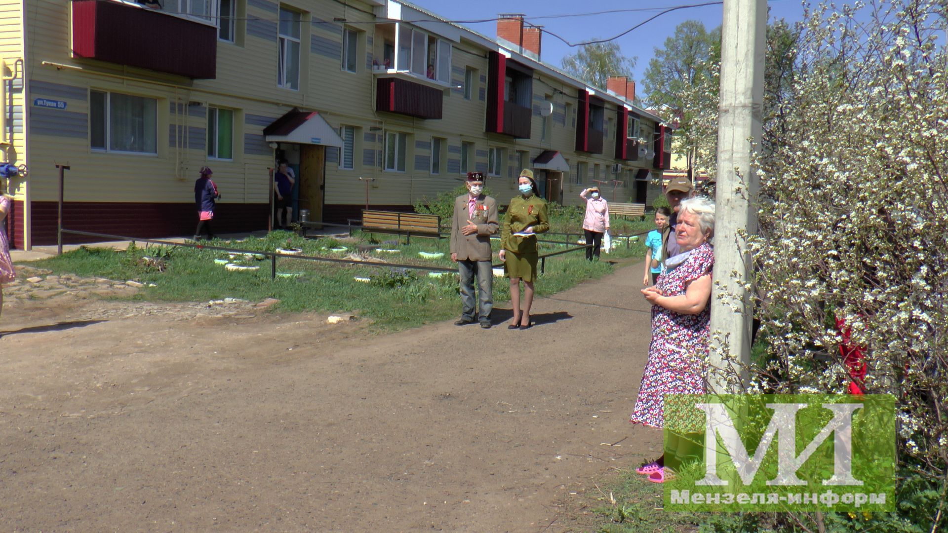 Агитбригада в Мензелинске выступила во дворах, где живут ветераны