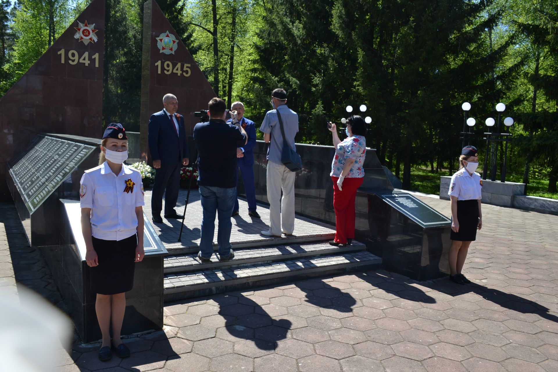 В Мензелинске возложили венки к мемориалу