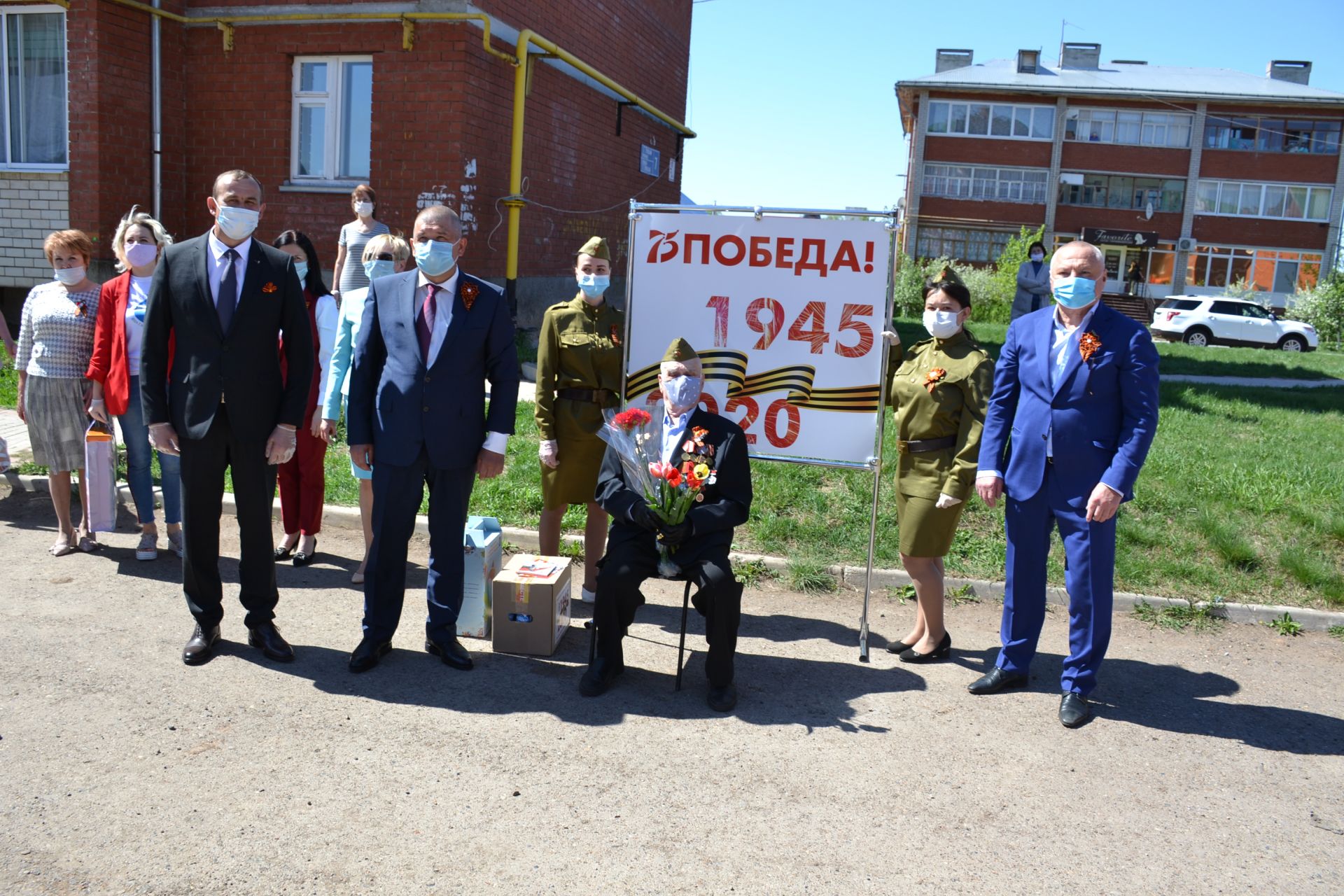 В Мензелинске возложили венки к мемориалу