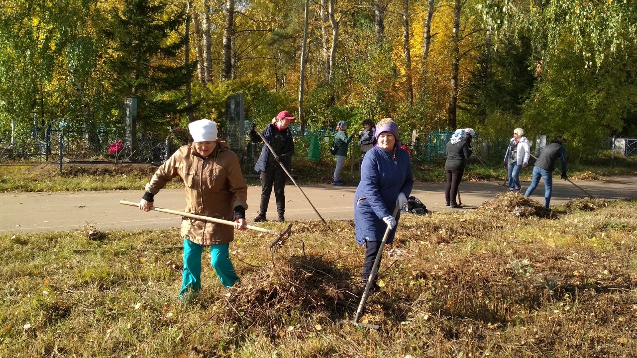 В Мензелинске проходят осенние субботники