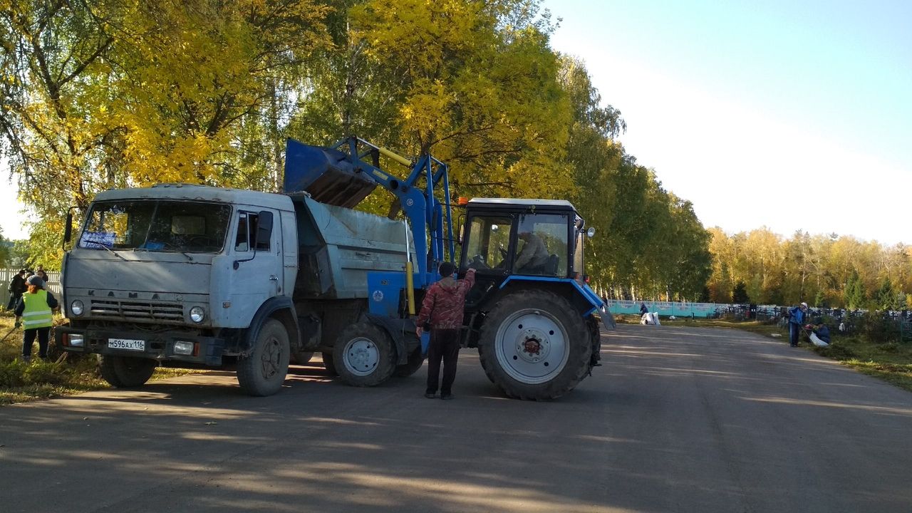 В Мензелинске проходят осенние субботники