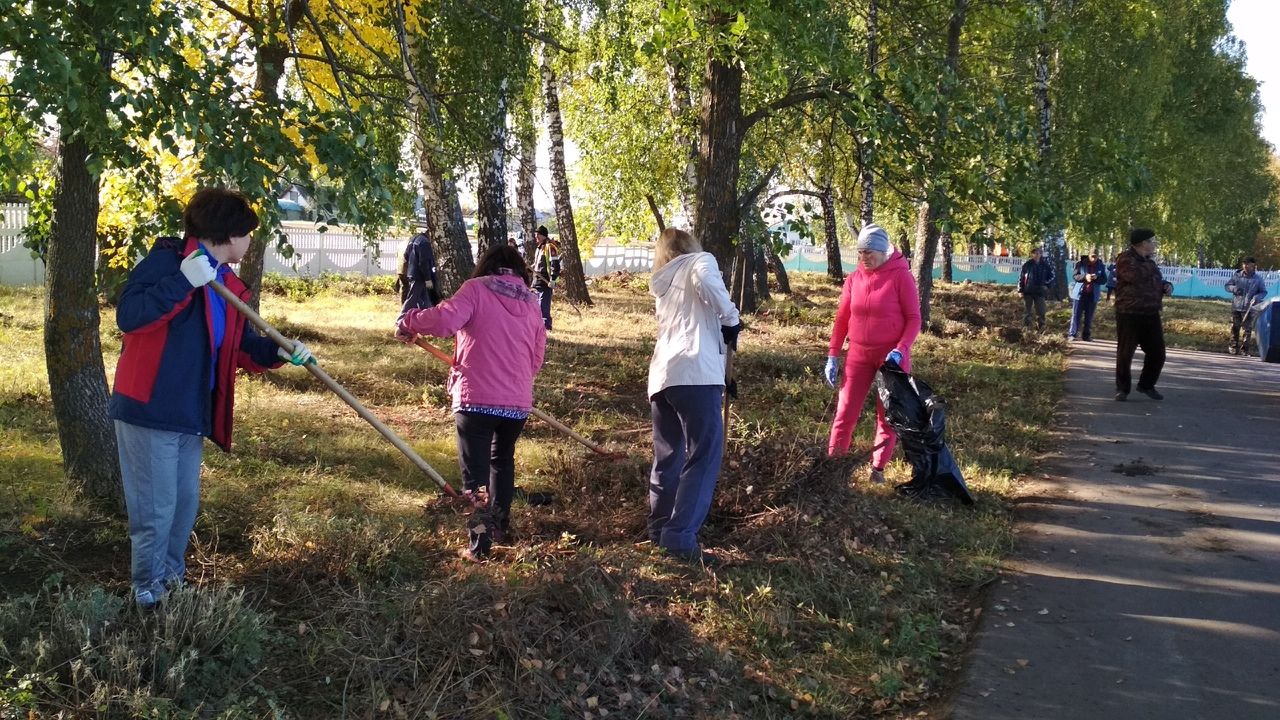 В Мензелинске проходят осенние субботники