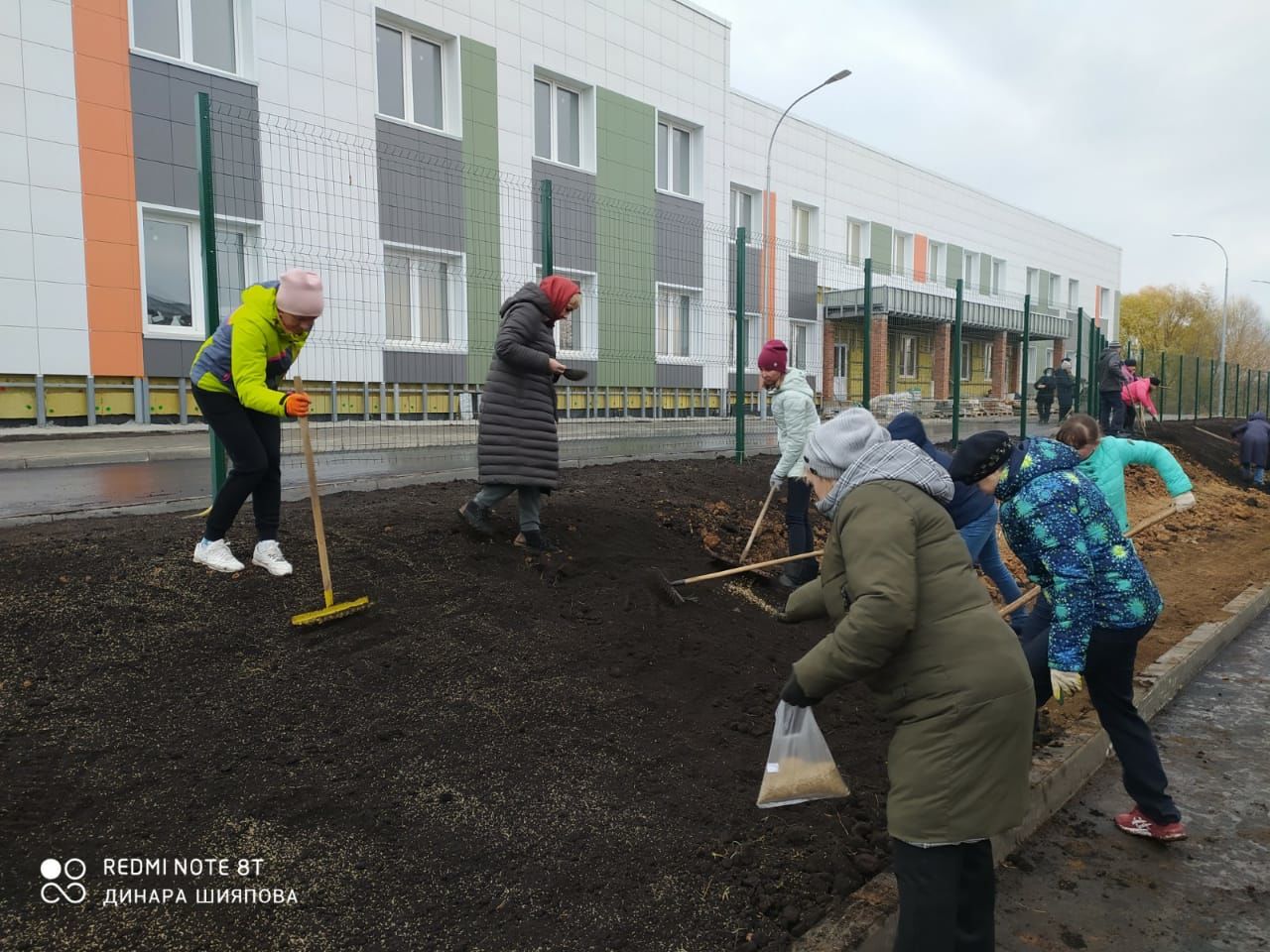 В прилегающей территории  Мензелинской центральной районной больницы был организован субботник