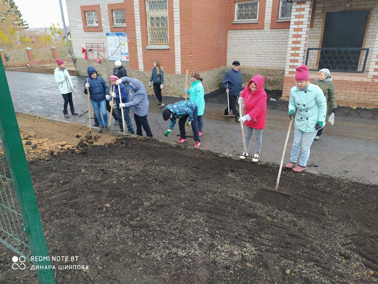 В прилегающей территории  Мензелинской центральной районной больницы был организован субботник