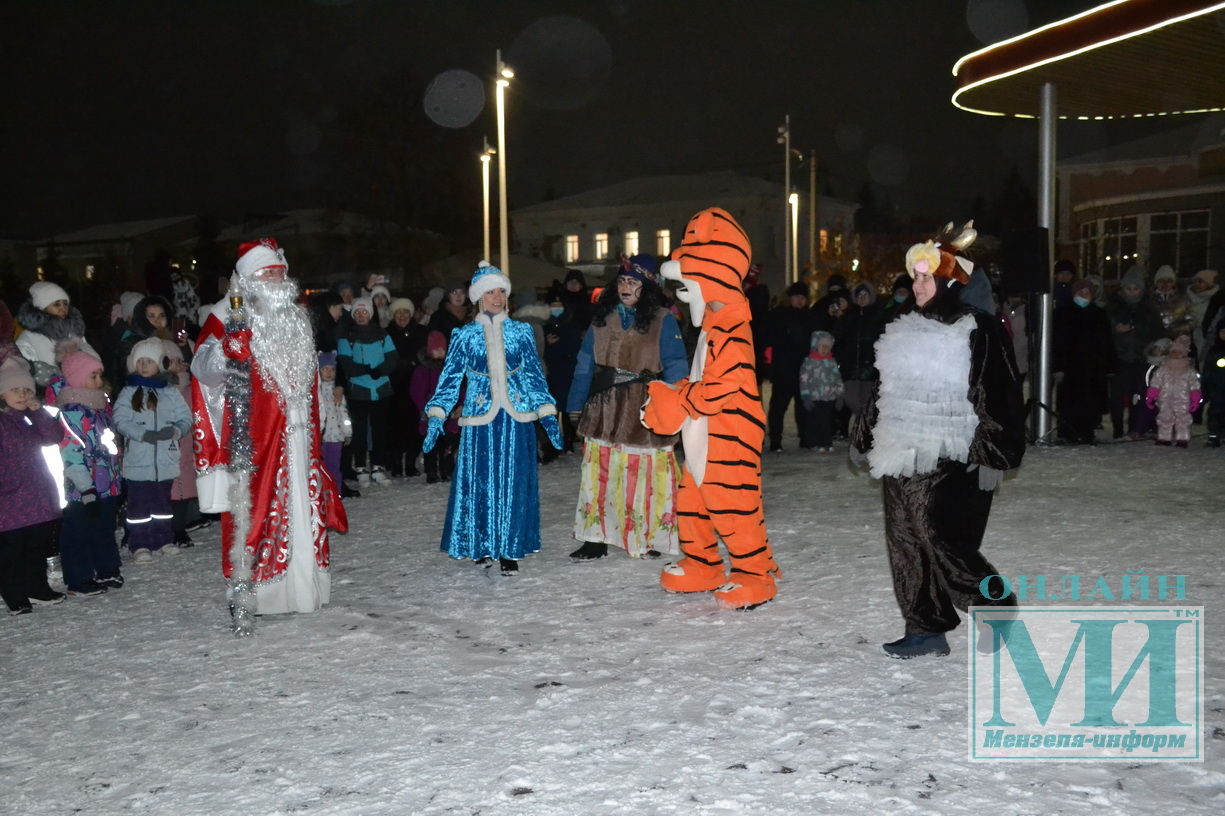 В сквере “Школьный” Мензелинска зажглась новогодняя ёлка