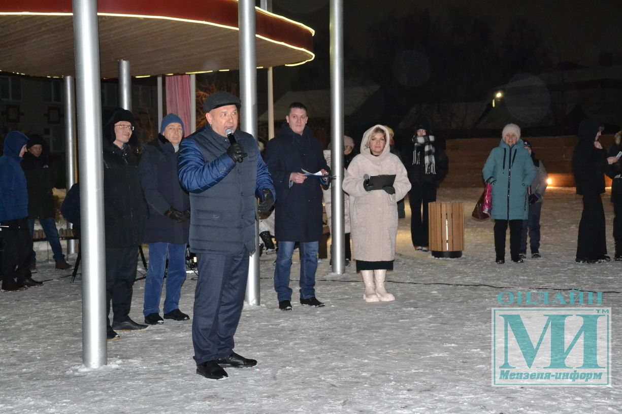 В сквере “Школьный” Мензелинска зажглась новогодняя ёлка