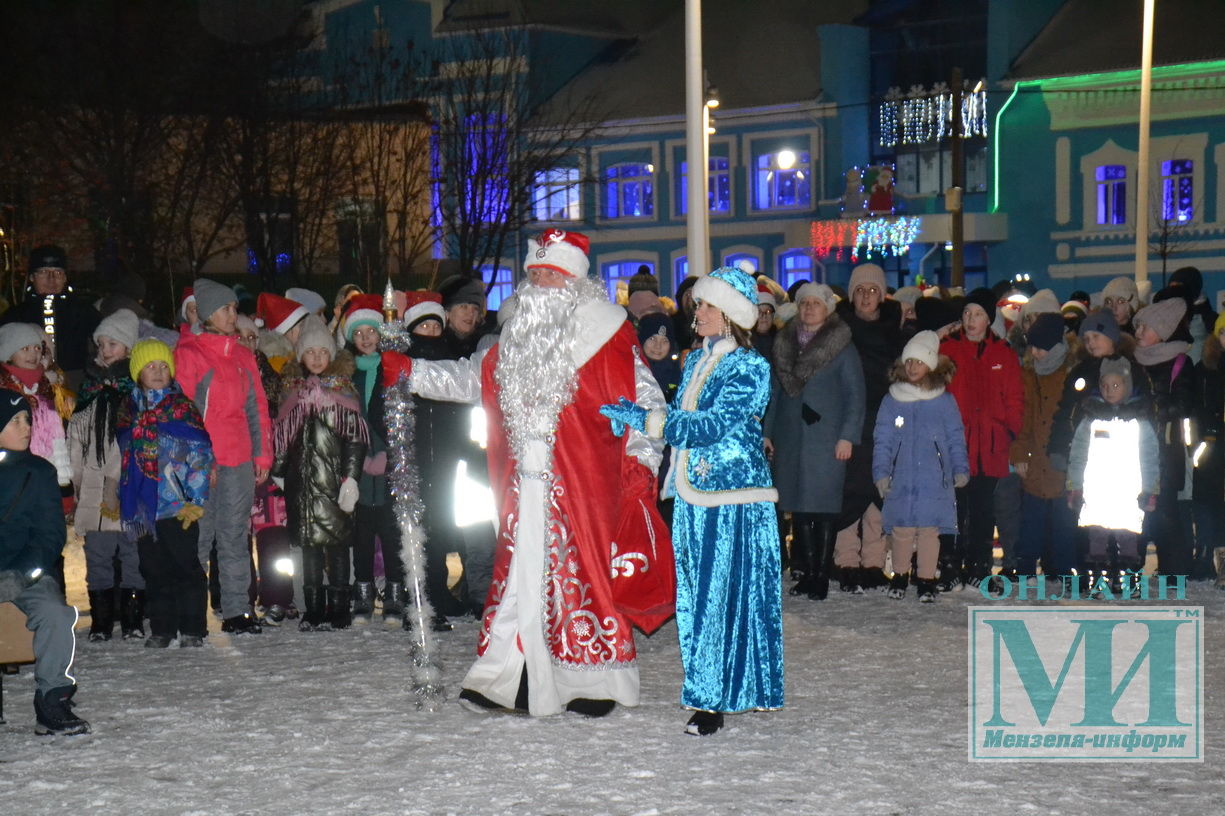 В сквере “Школьный” Мензелинска зажглась новогодняя ёлка