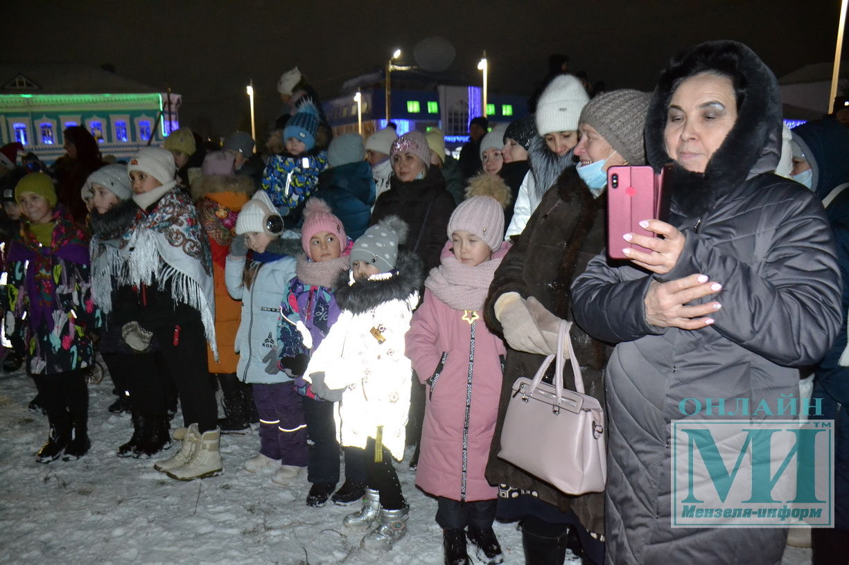 В сквере “Школьный” Мензелинска зажглась новогодняя ёлка