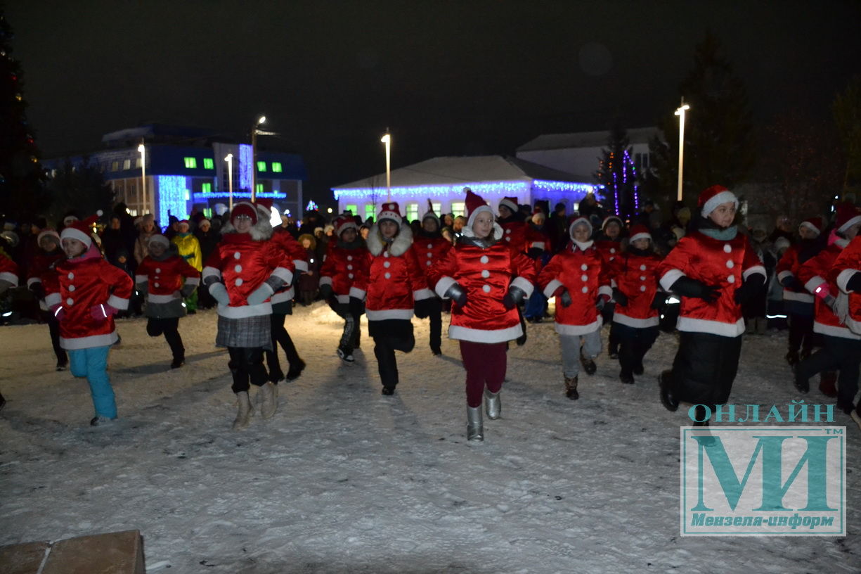 В сквере “Школьный” Мензелинска зажглась новогодняя ёлка