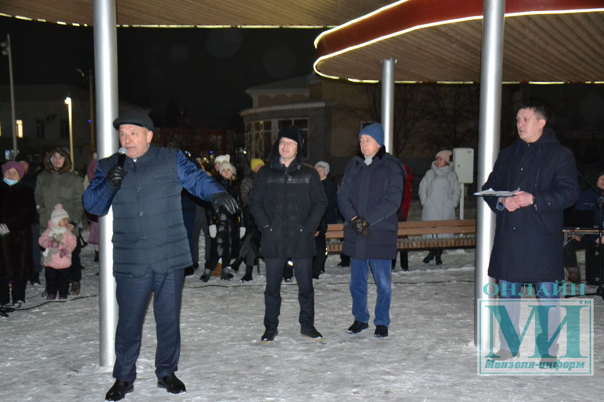 В сквере “Школьный” Мензелинска зажглась новогодняя ёлка