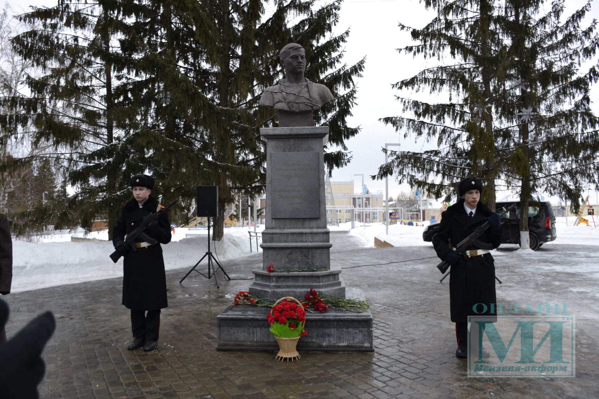 В Мензелинске возложили цветы к памятнику поэту-герою Мусе Джалилю