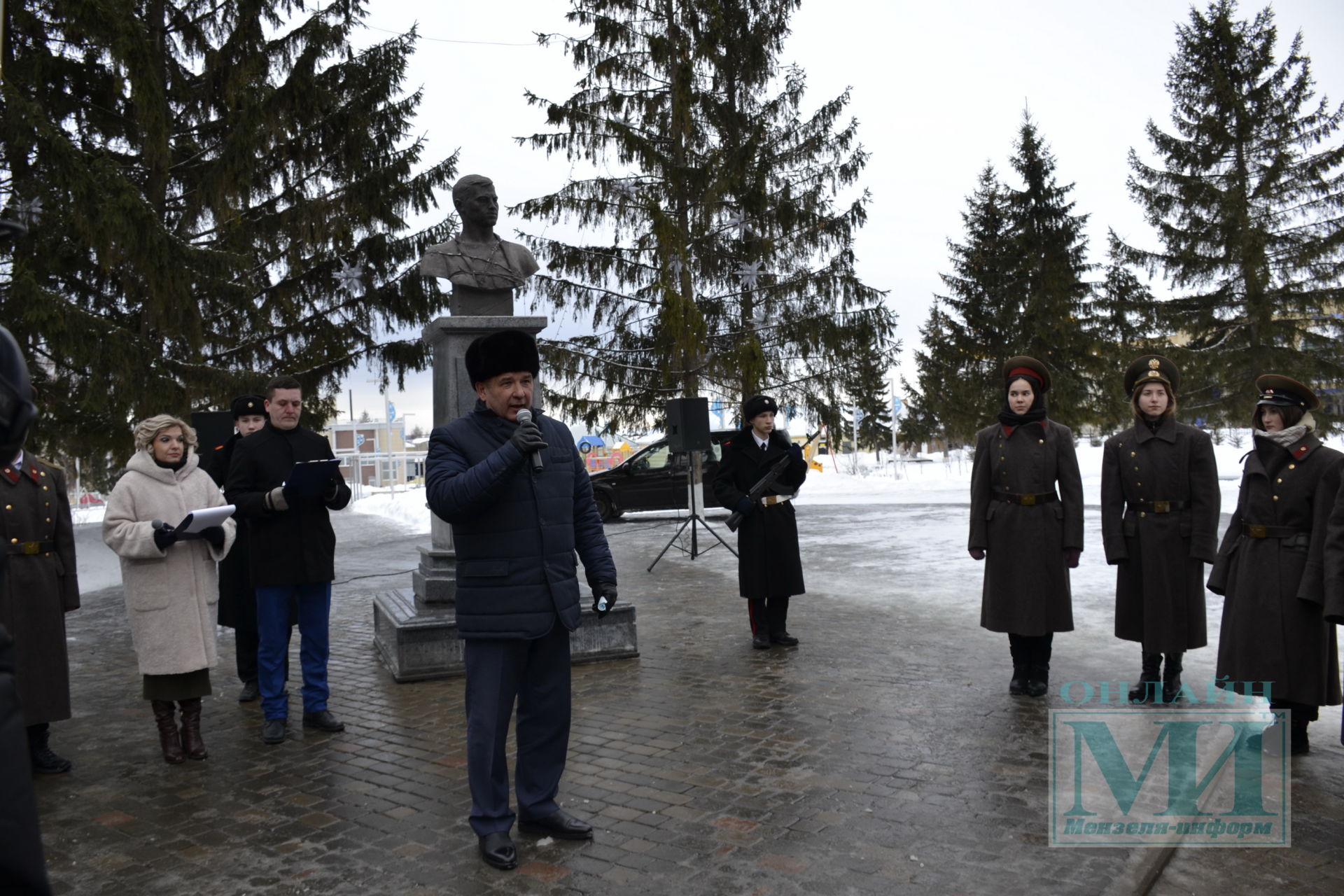 В Мензелинске возложили цветы к памятнику поэту-герою Мусе Джалилю