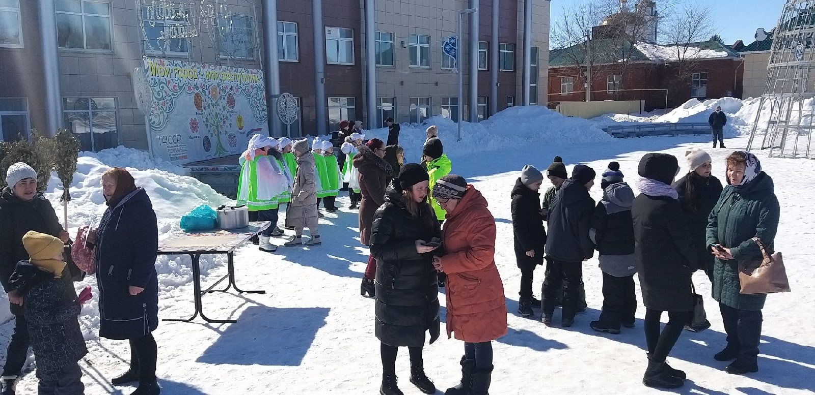 В парке Мусы Джалиля работники районного Дворца культуры показали детям, находящимся на каникулах, обряд встречи Навруз