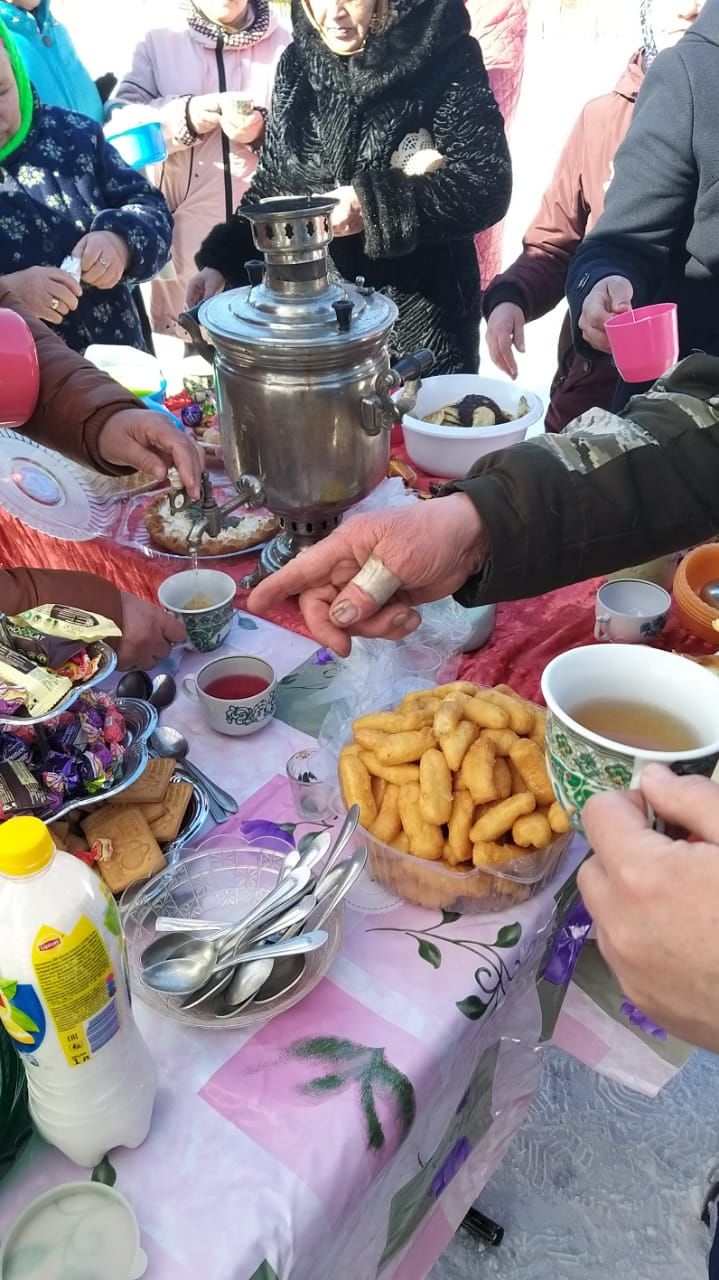 Команды Деда Мороза и Наурузбики соревновались на проводах зимы в Старом Иркеняше