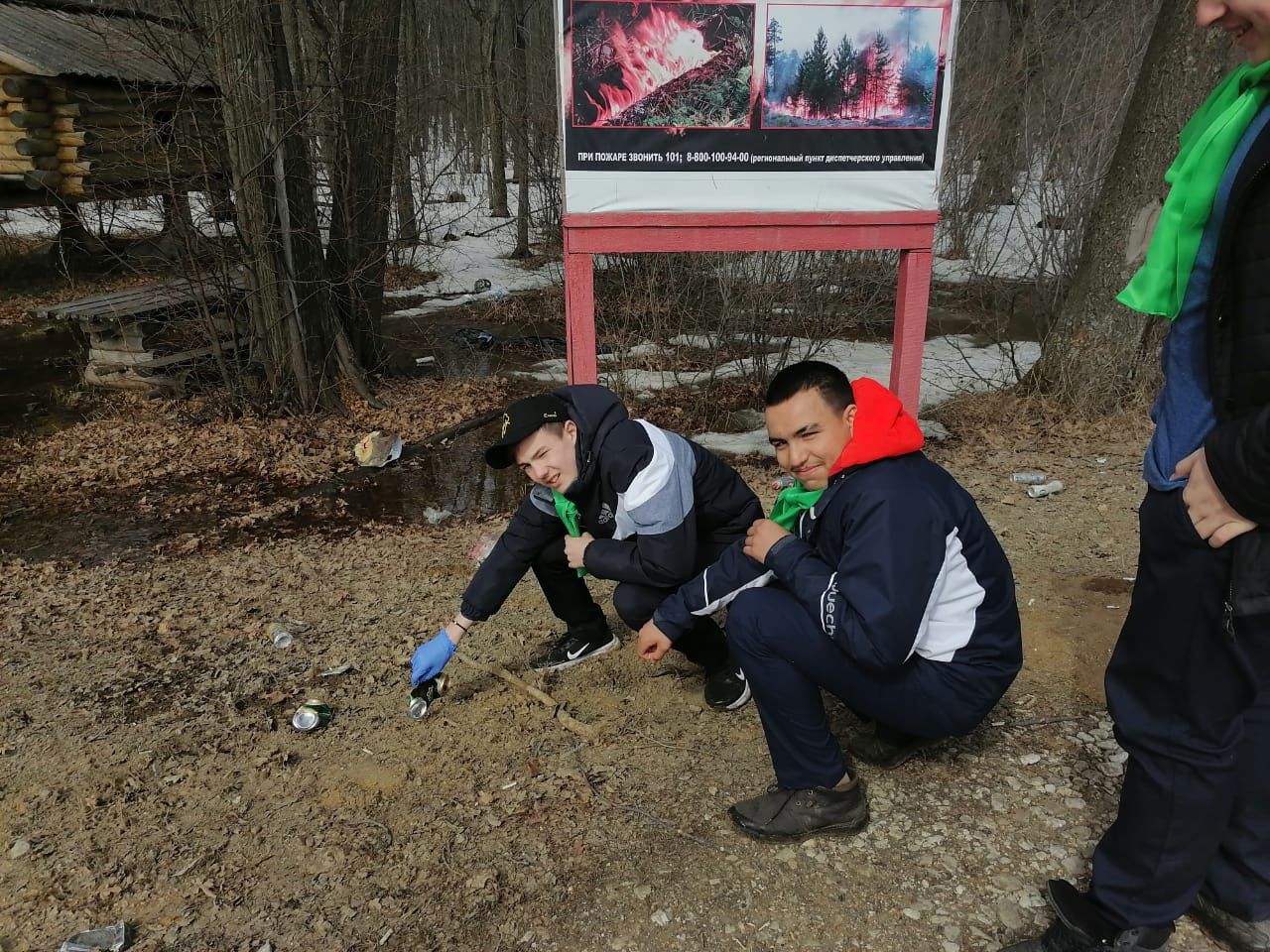 Учащиеся СОШ №2 развесили скворечники в Мензелинском участковом лесничестве