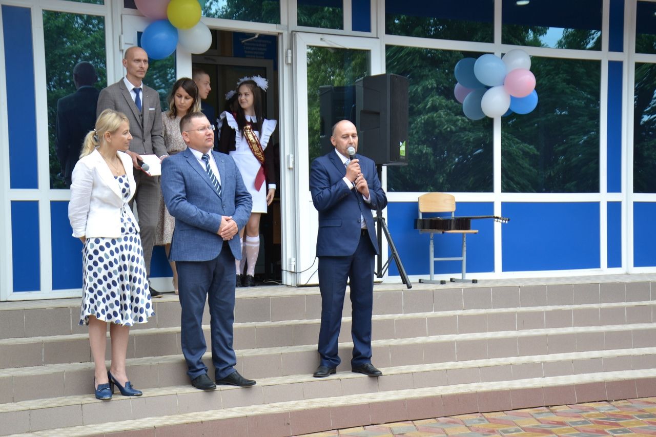 В добрый путь, выпускники!