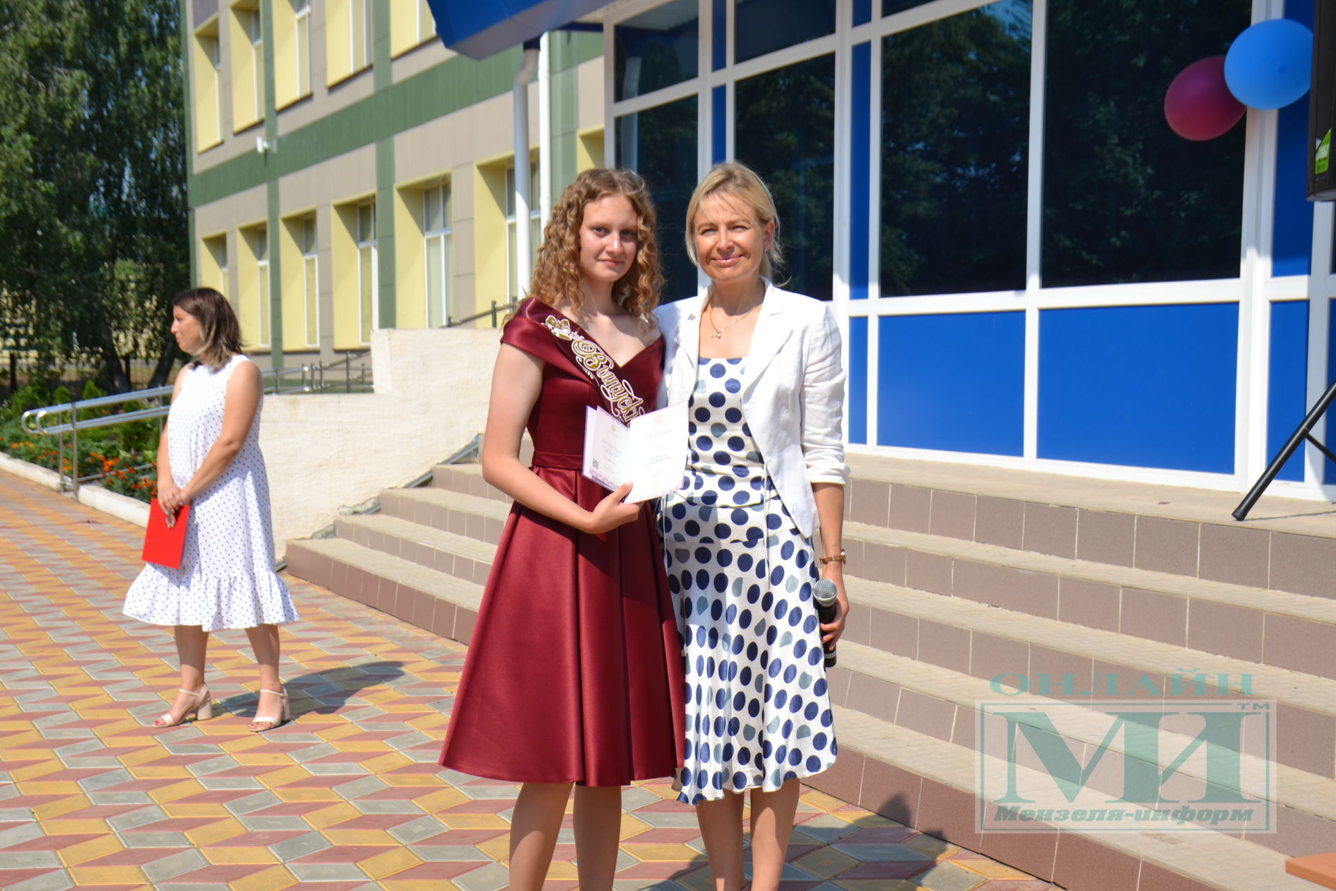 В средней школе №3 города Мензелинск в торжественной обстановке выпускникам 9 класса были вручены аттестаты